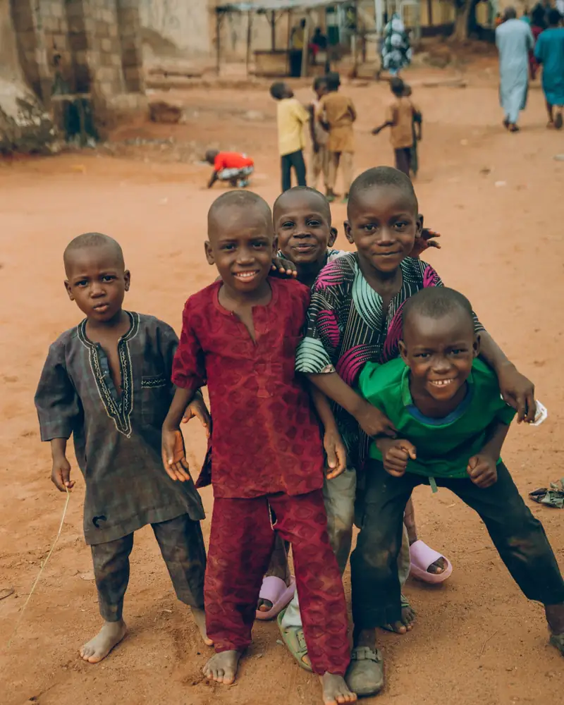 Enfants souriants jouant dehors